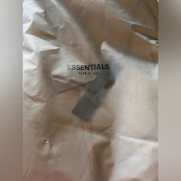 BNWT Men’s Fear of God Essentials Relaxed Sweatpant
Egg Shell XXL & XL - Picture 5 of 13